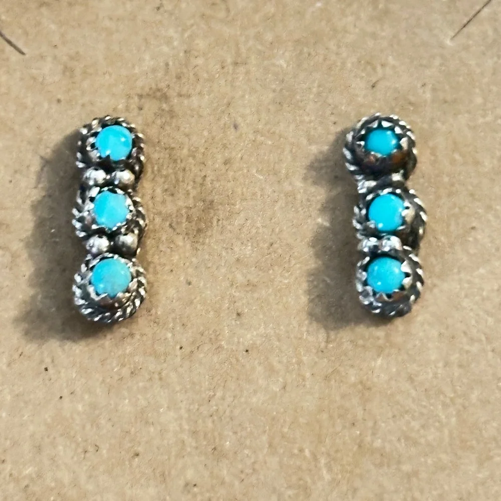 925 - Navajo crafted Sleeping Beauty Blue Turquoise. 3 round stones each earring - Picture 9 of 12